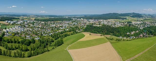 Drohnenflug über einer Schweizer Landschaft