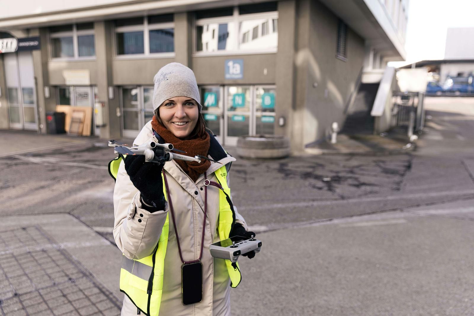 Susann Heuing mit ihrer Drohne